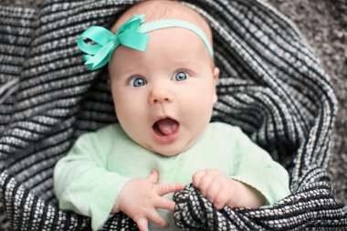 Ekose, en iyi görünümü üzerinde yalan şirin bebek