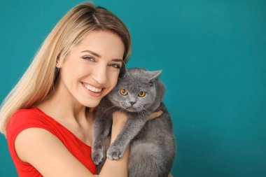 Renk arka plan üzerinde şirin evde beslenen hayvan kedi olan kadın