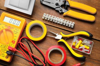 Ahşap arka plan üzerinde farklı elektrik araçları