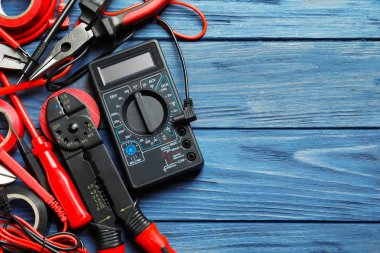 Ahşap arka plan üzerinde farklı elektrik araçları