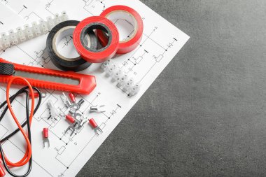 Farklı elektrik araçları ve gri arka plan üzerinde devre şeması