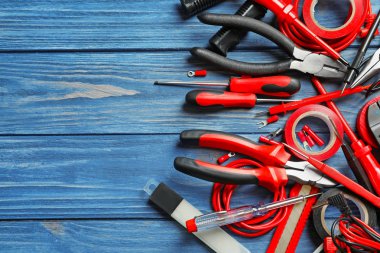 Ahşap arka plan üzerinde farklı elektrik araçları