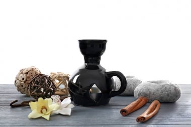 Aroma lamba ve dekor beyaz arka plan karşı masada