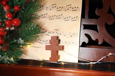 Noel kompozisyon piyanoda tahta haç ve müzik levha ile