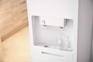 Modern su soğutucu, kapalı