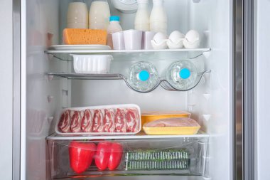 Birçok farklı taze ürün, modern buzdolabı