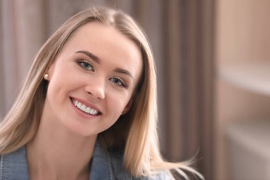 Arka plan bulanık üzerinde gülümseyen güzel kadın portresi