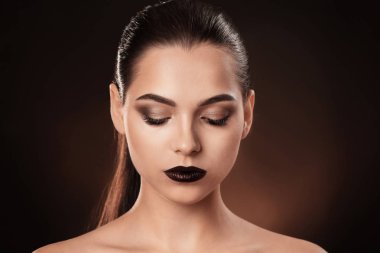 Koyu arka plan üzerinde güzel makyaj kadınla. Profesyonel visage sanatçı çalışma