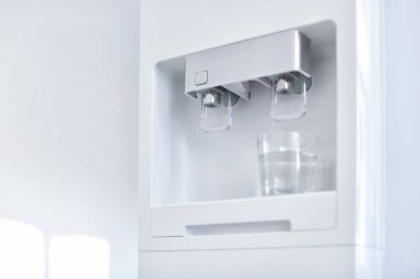 Cam, closeup ile modern su soğutucu