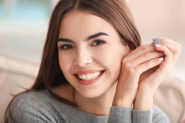 Genç güzel gülümseyen kadın evde portresi