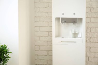 Modern su soğutucu yakınındaki duvara