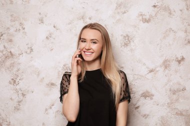 Güzel genç kadın üstünde hareket eden telefon renk arka plan üzerinde söz