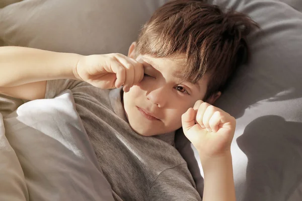 Söt liten pojke som vaknar morgonen hemma — Stockfoto