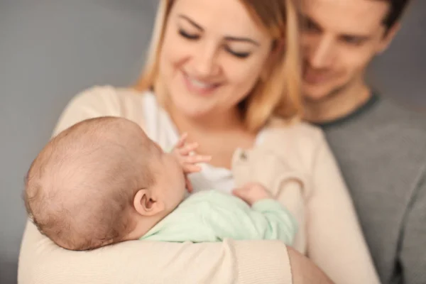 Jeunes parents avec bébé endormi à la maison — Photo