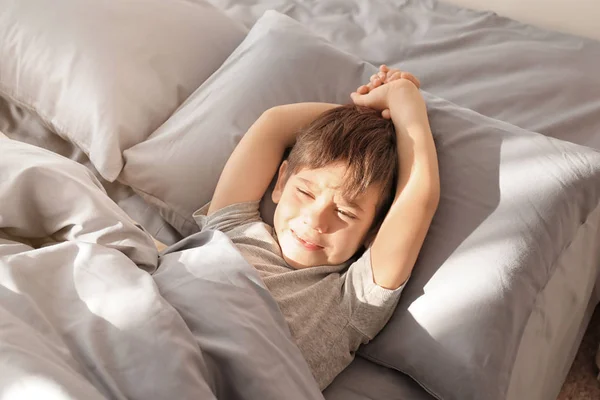 Χαριτωμένο μικρό αγόρι που ξυπνάτε το πρωί στο σπίτι — Φωτογραφία Αρχείου