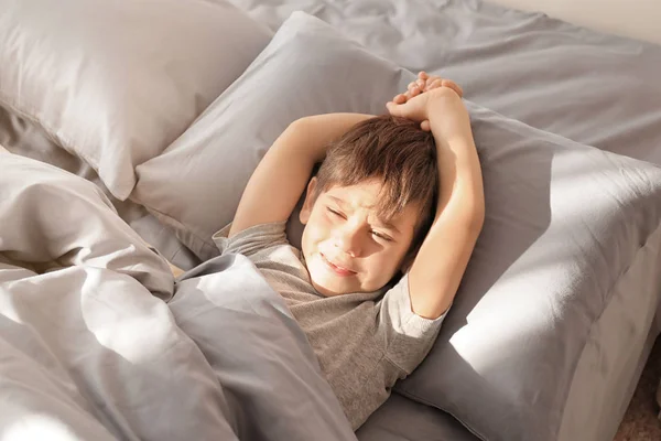 Lindo niño despertando en la mañana en casa — Foto de Stock