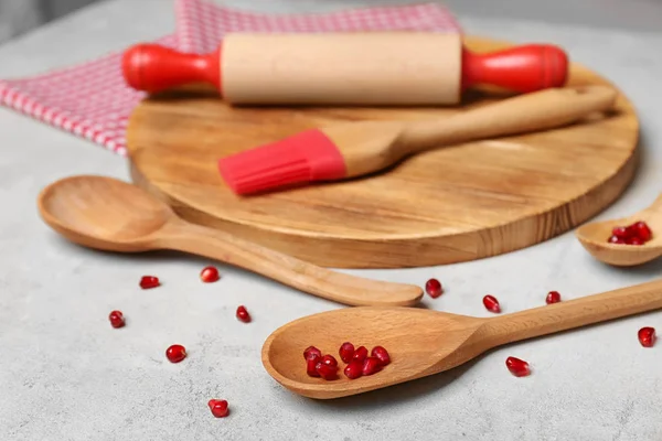 Utensílios de cozinha de madeira na mesa — Fotografia de Stock