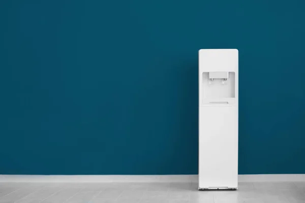 Refrigerador de agua moderno cerca de la pared de color —  Fotos de Stock