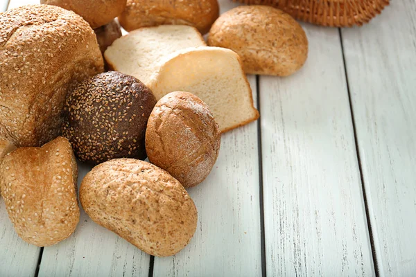 Productos de pan recién horneados en la mesa —  Fotos de Stock