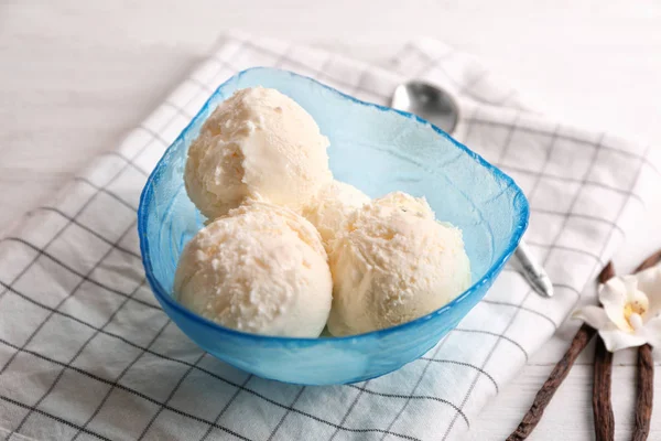 Миска з смачним ванільним морозивом на столі — стокове фото