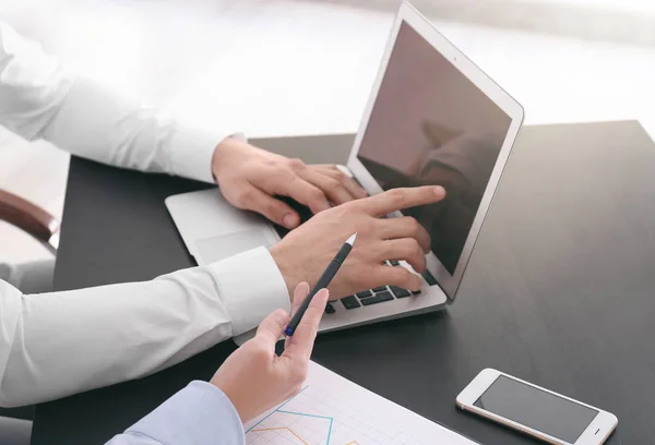 Jonge Mannen Aan Het Werk Office Raadpleging Van Dienstverleningsconcept — Stockfoto