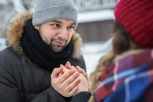 Jovem olhando para sua namorada ao ar livre no dia de inverno — Fotografia de Stock