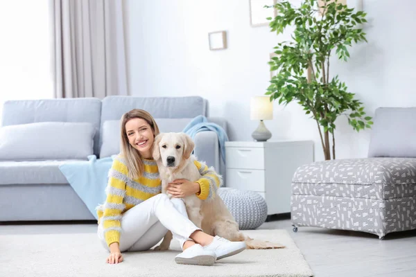 Portret van een gelukkige vrouw met haar hond thuis — Stockfoto