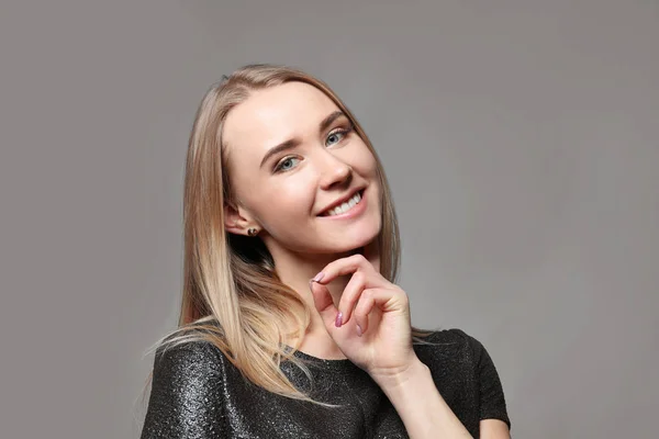 Retrato de una hermosa mujer sonriente sobre fondo de color — Foto de Stock