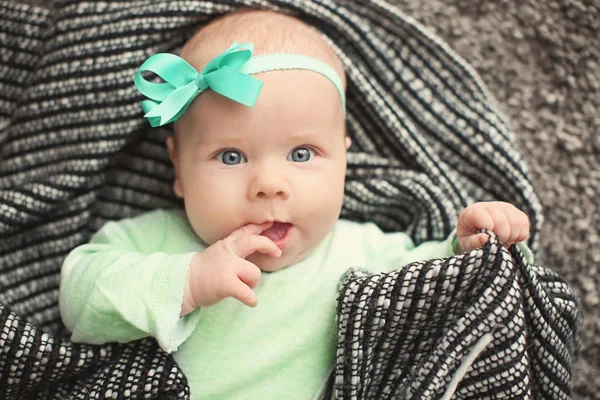 Ekose, en iyi görünümü üzerinde yalan şirin bebek — Stok fotoğraf