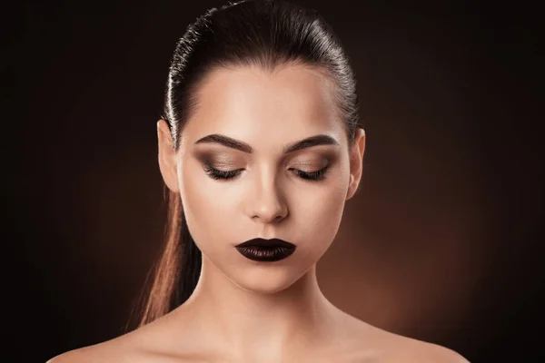 Vrouw met mooie make-up op donkere achtergrond. Werk van de kunstenaar professionele visage — Stockfoto