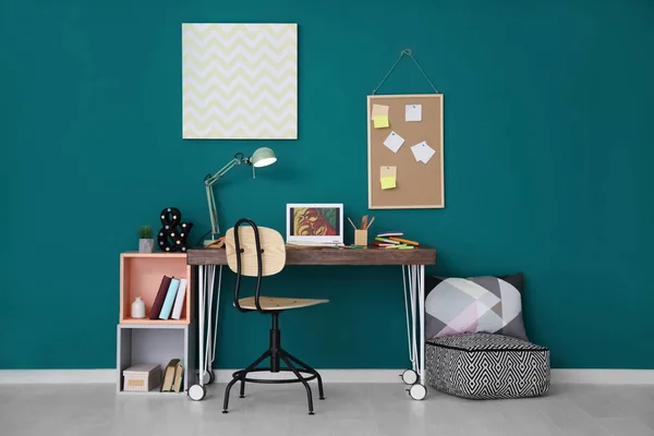 Wygodne miejsce pracy do domu z laptopem na biurko kolor ściany — Zdjęcie stockowe