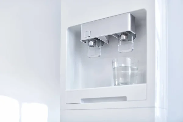 Moderno enfriador de agua con vidrio, primer plano — Foto de Stock