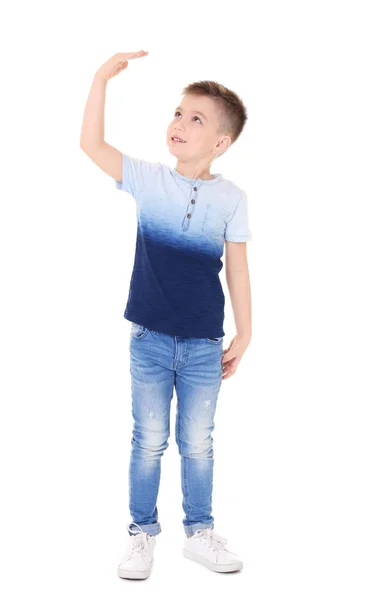 Маленький хлопчик вимірює висоту на білому тлі — стокове фото