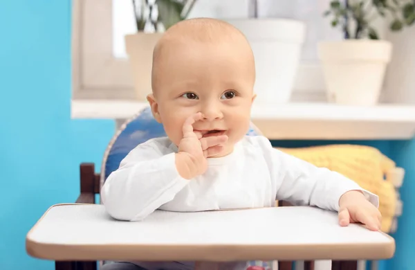 Schattige baby zitten in de keuken — Stockfoto