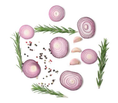 Beyaz zemin üzerine kırmızı soğan ile güzel kompozisyon