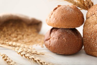 Taze pişmiş ekmeği ve sivri masada. Ev yapımı ekmek