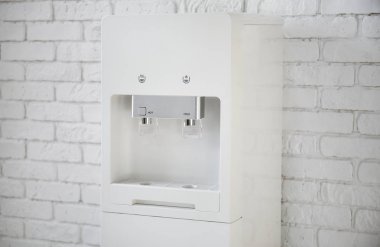 Modern su soğutucu yakınındaki duvara