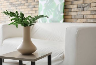 Şık kanepe ve tablo ile modern oda içi