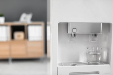 Cam, kapalı ile modern su soğutucu