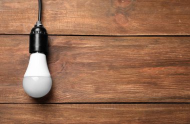 Ampul ahşap arka plan üzerinde. Çiçek siparişi