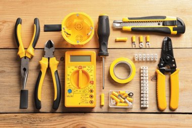 Ahşap arka plan üzerinde farklı elektrik araçları