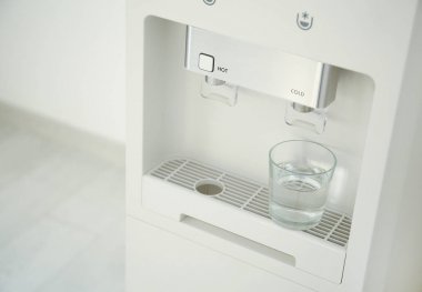 Modern su soğutucu, kapalı