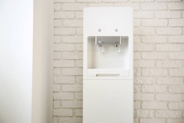 Modern su soğutucu yakınındaki duvara