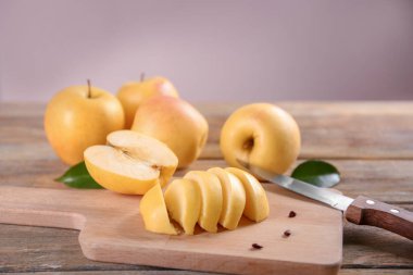 Masada lezzetli olgun elma ile kesme tahtası