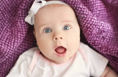 Ekose, en iyi görünümü üzerinde yalan şirin bebek