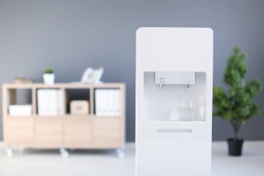 Modern su soğutucu Office