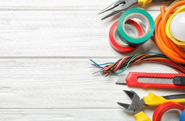 Ahşap arka plan üzerinde farklı elektrik araçları