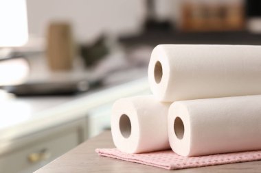 Mutfak masasının üzerinde rulo kağıt havlu