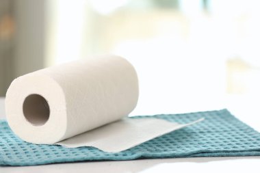 Mutfak masasında kağıt havlu rulosu.