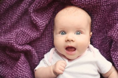 Ekose, en iyi görünümü üzerinde yalan şirin bebek